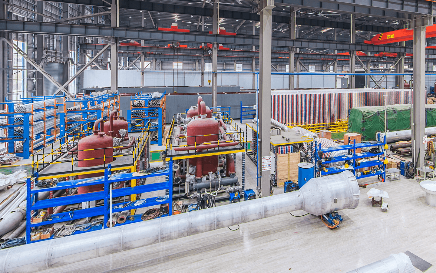 técnicos que ensamblan componentes de la planta de separación de aire